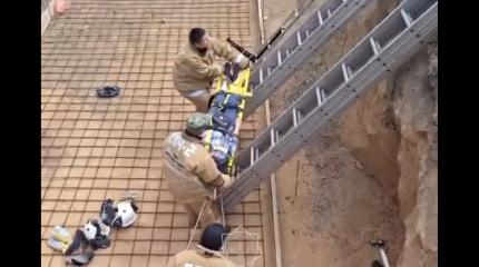 85-летняя бабушка упала в траншею в Рудном