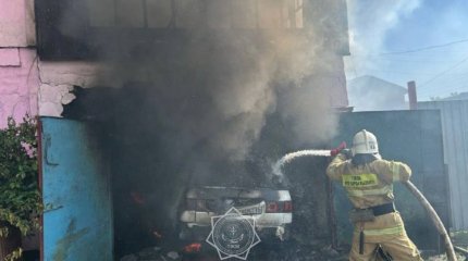 Автомобиль сгорел в области Абай: владельца госпитализировали
