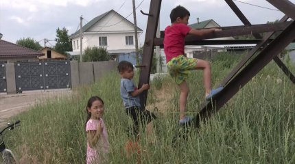 В Алматы дети вынуждены играть рядом с линиями электропередач
