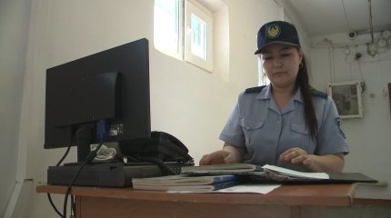 Необычный подарок сотруднице ДУИС к профессиональному празднику сделали восточно-казахстанские стилисты