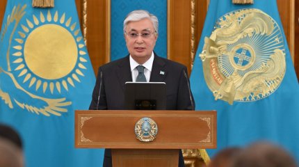 Токаев поздравил госслужащих