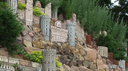 Средневековые замки  мастерит у себя во дворе житель Петропавловска