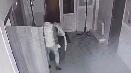 Кража сейфа из кабинета бухгалтера в Акмолинской области попала на видео