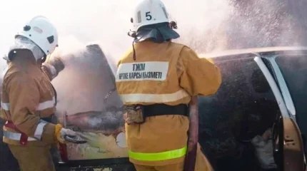 Қызылордада аулада тұрған көлік өртеніп кетті