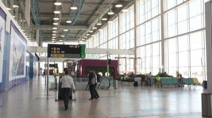 Трещины на стеклах в новом терминале аэропорта Алматы объяснило руководство воздушной гавани