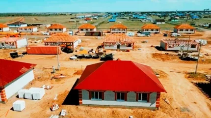 Қобда ауылында құрылысшылар 61 үйдің шатырын жабуға көшті