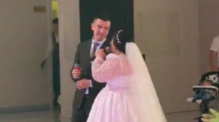 Үйлену тойда ән айтқан күйеу жігіт пен қалыңдық ерекше дауысымен жұртты таңғалдырды