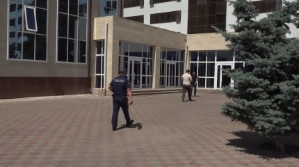 Стрелявший в себя на КПП полицейский умер в Уральске