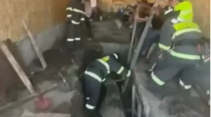 Өскемендегі гараждың бірінде ер адамды бетон тақта басып қалды