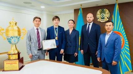 Шахматтан әлем чемпионы Нүгербек Қазыбекке екі бөлмелі пәтердің сертификаты табысталды