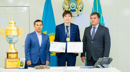 Шахматисту Қазыбеку подарили двухкомнатную квартиру