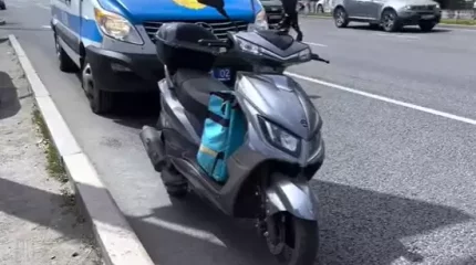 Алматыда травматикалық қарумен жүрген мопедист ұсталды