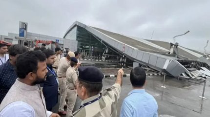 Крыша аэропорта обрушилась в Дели: есть погибший