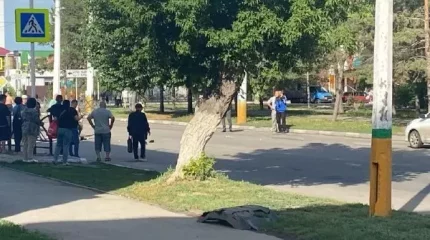 Қостанайда көлік жүргізушісі 2 жасар баласы бар әйелді қағып кетті