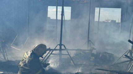 На стройке в Караганде разгорелся крупный пожар