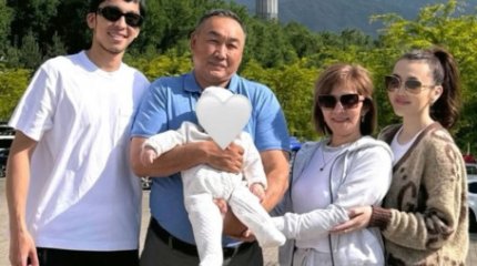 "Рәкөшке рақмет". Ерке Есмахан ата-енесіне алғыс айтты