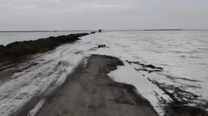 Дорогу затопило в Атырауской области: ограничен проезд грузовых машин (ВИДЕО)