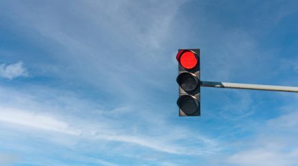 Павлодарда қызыл шамға өтіп кеткен мас жүргізуші айыппұл арқалады