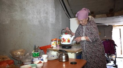 Атырауда ерлі-зайыпты зейнеткер жертөледе тұрып жатыр