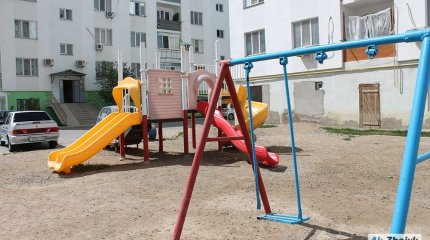 Павлодарда ойын алаңында бала темірге қысылып қалды