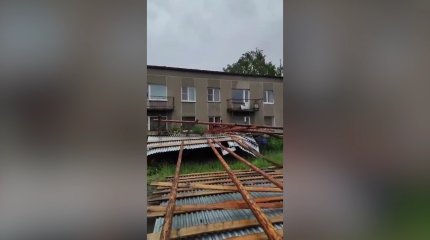 Ураганный ветер снес крышу четырехквартирного дома в Восточном Казахстане