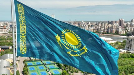 Президент принял участие в церемонии поднятия Государственного флага