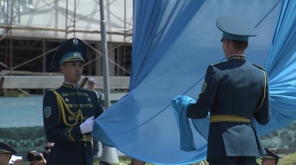 Алматыда мемлекеттік ту көтеру рәсімі өтті