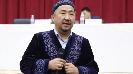 «Тырнақпен бірге тілдеріңіз өсіп кетпесін»: Нұрлан имам енесімен шығыса алмайтын келіндерге ақыл айтты