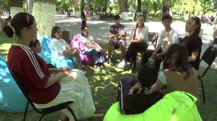 Шымкентте жоғары сыныптың оқушылары тіл үйренгісі келетіндерге тегін дәріс өтуде