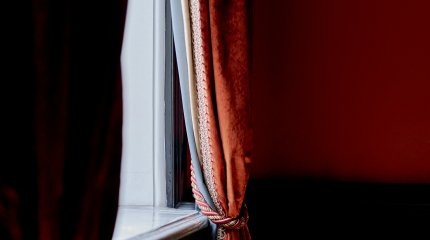 Ребенок выпал из окна седьмого этажа в Актобе