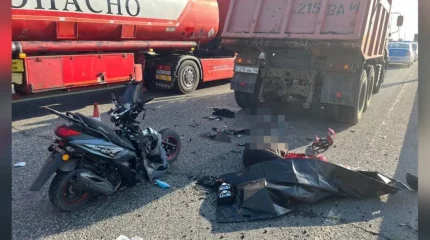 Павлодарда скутер мінген екі оқушы жүк көлігіне соғысып, мерт болды