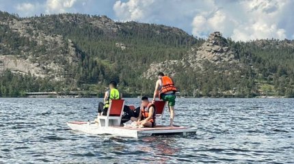 Унесенные ветром: трех парней на катамаране чудом спасли в Боровом