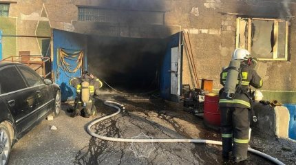 2 автомобиля и оборудование сгорели в СТО в Павлодаре