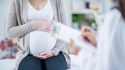 Шымкентте жүкті әйелді ішінен жарақаттады