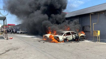 Шымкентте тұрақта тұрған екі жеңіл көлік өртеніп кетті