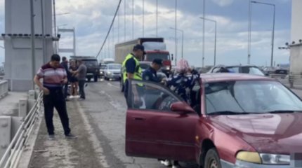 Семейдегі аспалы көпірде мопедист аударылып кетіп, одан кейінгі үш көлік соқтығысқан