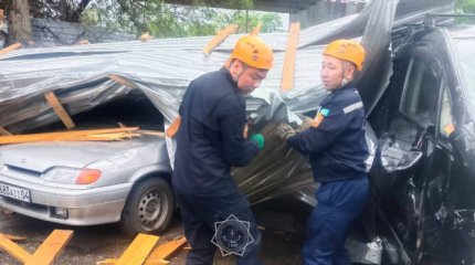 Сильный ветер снес крышу и заблокировал актюбинца с ребенком в собственном авто