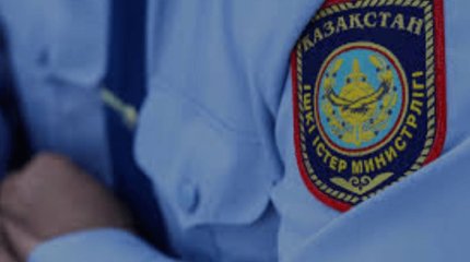 Оралда көліктегі мас жолаушы полицейлерге қарсылық көрсеткен