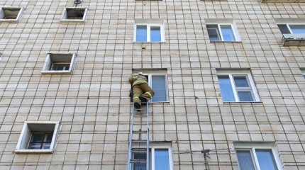 "Упала в закрытой квартире": 80-летнюю бабушку спасли в Степногорске