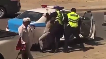 Девушка на мопеде сбежала от полицейских в Актау (ВИДЕО)