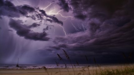 Обильные дожди с грозами обрушатся на Казахстан