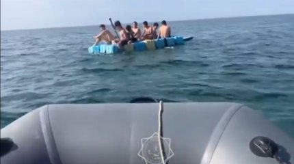 Маңғыстауда 6 жасөспірім қолдан жасалған қайықпен ашық теңізге кетіп қалған