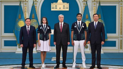 Қасым-Жомарт Тоқаев ел намысын абыроймен қорғауда спортшыларға жауапты миссия жүктелгенін айтып, оларға сәттілік тіледі