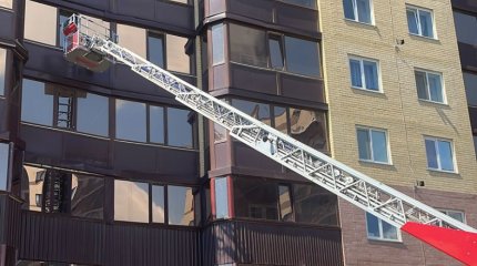 Густой дым из окна многоэтажки напугал петропавловцев: еду забыли на плите