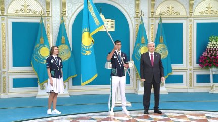 Президент Қазақстан Республикасының Мемлекеттік туын Ұлттық құраманың капитаны Асланбек Шымбергеновке табыстады