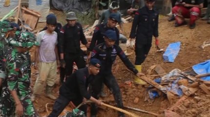 В Индонезии продолжаются поиски пропавших после схода оползня