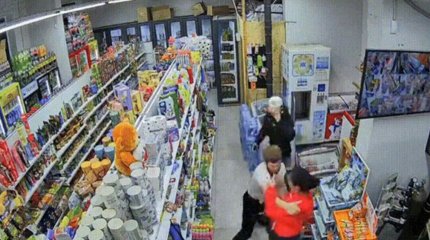 Астаналық ер адамның әйелді дүкенде ұрып-соққаны видеоға түсіп қалған