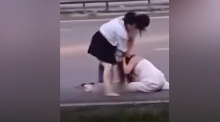 Алматыда қос бойжеткен шаш жұлысып, айқасып қалды