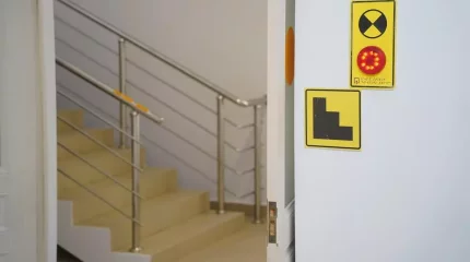 Қызылордада төрт жасар бала бесінші қабаттан бірінші қабаттағы баспалдаққа құлап кеткен