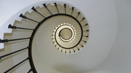 5 лестничных пролетов «пролетел» ребёнок в Кызылорде